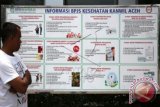 Seorang pria mengamati prosedur pengurusan BPJS Kesehatan di kantor BPJS Kesehatan Banda Aceh, Aceh, Selasa (15/6). BPJS Kesehatan akan menaikkan iuran peserta mandiri mulai 1 April, sesuai Perpres nomor 19/2016 tentang jaminan kesehatan dari Rp59.500 menjadi 80.000 untuk kelas satu, Rp42.500 menjadi Rp51.000 untuk kelas dua dan Rp25.500 menjadi Rp30.000 untuk kelas tiga. ANTARA FOTO/Irwansyah Putra/aww/16.