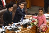 Menteri Kelautan dan Perikanan Susi Pudjiastuti (kanan) berjabat tangan dengan Wakil Ketua DPR Fadli Zon (tengah) dan Taufik Kurniawan usai menyampaikan pandangan pemerintah dalam Sidang Paripurna DPR di Kompleks Parlemen Senayan, Jakarta, Selasa (15/3). Dalam Sidang itu DPR mengesahkan RUU tentang Perlindungan, Pemberdayaan Nelayan, Pembudidayaan Ikan, dan Petambak Garam ,menjadi Undang-Undang. ANTARA FOTO/Akbar Nugroho Gumay/wdy/16