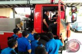 Sejumlah personel Badan Penanggulangan Bencana Daerah (BPBD) Kabupaten Bojonegoro, Jawa Timur, memperhatikan instruksi pelatih asal Jerman Carl (kaos hitam), terkait mengoperasikan mobil pemadam kebakaran, Selasa (15/3). Pemkab setempat membeli mobil pemadam kebakaran 'Turn Table Ladder' 60 meter merek Iveco Magirus buatan Jerman. seharga Rp29 miliar. Antara Jatim/Foto/Slamet Agus Sudarmojo/zk/16. 