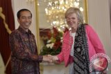 Presiden Joko Widodo (kiri) menerima Putri Astrid dari Kerajaan Belgia (kanan) di Istana Merdeka, Jakarta, Selasa (15/3). Putri Astrid dari Kerajaan Belgia memimpin delegasi bisnis untuk membicarakan peluang-peluang yang dapat meningkatkan kerja sama ekonomi kedua negara. ANTARA FOTO/Yudhi Mahatma/wdy/16