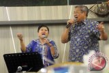 Ketua Umum DPP Partai Demokrat Susilo Bambang Yudhoyono (kanan) bersama istrinya, Ani Yudhoyono (kiri) berduet menyanyikan lagu di sela 'SBY Tour de Java' di Tuban, Jawa Timur, Rabu (16/3) malam. SBY didampingi rombongan DPP berkeliling daerah di Pulau Jawa untuk menyerap aspirasi dari kader dan masyarakat. Antarajatim/Fiqih Arfani/zk/16