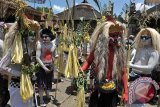 Sejumlah warga yang berbusana mahluk menyeramkan berjalan berkeliling kampung membawa sarana upacara dalam ritual Ngerebeg di Desa Tegallalang, Gianyar, Bali, Rabu (16/3). Tradisi ritual berkeliling kampung dengan riasan tubuh mirip mahluk menyeramkan itu dipercaya sebagai penolak bala dan untuk menciptakan keharmonisan di daerah setempat. ANTARA FOTO/Nyoman Budhiana/i018/2016.