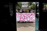 Sejumlah mahasiswa yang tergabung dalam Aliansi Pemuda dan Mahasiswa Nusantara berunjuk rasa di depan kantor Badan Penyelenggara Jaminan Sosial (BPJS) Kesehatan, Makassar, Sulawesi Selatan, Rabu (16/3). Dalam aksinya, mereka meminta pemerintah agar meninjau ulang Peraturan Presiden No.19 tahun 2016 terkait kenaikan iuran BPJS Kesehatan yang akan diberlakukan pada 1 April 2016 karena dianggap tidak menolong rakyat melainkan menambah penderitaan rakyat. (Foto Abriawan Abhe)