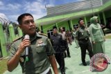 Pangdam II/Sriwijaya Mayjen TNI Purwadi Mukson (kedua kanan) bersama Wakil Gubernur Jambi Fachrori Umar (kedua kiri) mendengarkan paparan Dandenpom II/2 Letnan Kolonel Cpm Sihol Tambunan (kiri) mengenai kondisi kantor Denpom II/2 yang baru saja dihibahkan di Jambi, Senin (14/3). Pemerintah Provinsi Jambi dan Kota Jambi menghibahkan sejumlah aset di kawasan Jelutung, Kota Jambi kepada Pangdam II/Sriwijaya dan Danpomdam II/Sriwijaya untuk digunakan sebagai kantor dan rumah dinas. ANTARA FOTO/Wahdi Septiawan/ama/16.