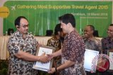 Direktur Komersial Citilink Indonesia, Hans Nugroho (kiri) memberikan penghargaan pada biro perjalanan wisata 'Travel Agent'ketika jamuan makan malam di Surabaya, Jawa Timur, Rabu (16/3). Dalam kesempatan tersebut maskapai penerbangan berbiaya murah (LCC) Citilink Indonesia memberikan 10 penghargaan pada travel agent terbaik memasarkan Citilink di Surabaya.  Antara Jatim/M Risyal Hidayat/zk/16