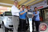 Head Customer Care PT Tata Motos Distribusi Indonesia (TMDI) Jameel Ahmed (kedua kanan) menyerahkan pikap Tata Xenon RX diesel kepada Wakasek SMK Negeri 3 Boyolangu, Heni Ratmoko (kanan) di Tulungagung, Jawa Timur, Kamis (17/3). Penyerahan Tata Xenon RX adalah program CSR TMDI yang bertujuan menambah fasilitas bahan riset, praktek, dan wahana belajar teknologi Tata Motors pada siswa SMKN 3 Boyolangu. Tata Motors berkomitmen untuk ikut berperan dalam pengembangan SDM di Indonesia. Antara Jatim/Destyan Sujarwoko/zk/16