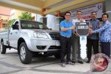 Head Customer Care PT Tata Motos Distribusi Indonesia (TMDI) Jameel Ahmed (kedua kanan) menyerahkan pikap Tata Xenon RX diesel kepada Wakasek SMK Negeri 3 Boyolangu, Heni Ratmoko (kanan) di Tulungagung, Jawa Timur, Kamis (17/3). Penyerahan Tata Xenon RX adalah program CSR TMDI yang bertujuan menambah fasilitas bahan riset, praktek, dan wahana belajar teknologi Tata Motors pada siswa SMKN 3 Boyolangu. Tata Motors berkomitmen untuk ikut berperan dalam pengembangan SDM di Indonesia. Antara Jatim/Destyan Sujarwoko/zk/16