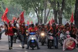 Ratusan massa Pemuda Pancasila berunjuk rasa di depan Kantor Kejaksaan Tinggi Jawa Timur, Surabaya, Jawa Timur, Kamis (17/3). Massa aksi mendesak Kejati untuk mencabut status La Nyalla Mattalitti sebagai tersangka dalam kasus dugaan korupsi dana hibah  untuk pembelian saham perdana (IPO)  Bank Jatim pada 2012. Antara Jatim/Didik Suhartono/zk/16