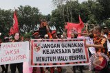 Ratusan massa Pemuda Pancasila berunjuk rasa di depan Kantor Kejaksaan Tinggi Jawa Timur, Surabaya, Jawa Timur, Kamis (17/3). Massa aksi mendesak Kejati untuk mencabut status La Nyalla Mattalitti sebagai tersangka dalam kasus dugaan korupsi dana hibah  untuk pembelian saham perdana (IPO)  Bank Jatim pada 2012. Antara Jatim/Didik Suhartono/zk/16