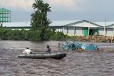 Proses Evakuasi KM Muara Jaya terbalik oleh Tim SAR Lantaram XII di perairan muara Jungkat Pontianak pada Jumat (18/03).  Jumlah anak buah kapal yang dapat diselamatkan 12 orang, satu diantara 13 abk bernama Wawan alias soleh (21) belum ditemukan. (Foto Istimewa).