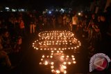 Warga kampanye memperingati Earth Hour 2016 di Surabaya, Jawa Timur, Sabtu (19/3). Aksi tersebut bertujuan mengajak masyarakat untuk mamatikan lampu selama 60 menit guna menghemat pemakaian listrik. Antara Jatim/Zabur Karuru/16