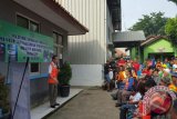 Direktur Eksekutif Indocement Kuky Permana kerika sedang memberikan pengarahan sebelum aksi bersih Sungai Cibeber, Kelurahan Puspanegara, Kecamatan Citeureup, Kabupaten Bogor, yang sebelumnya meluap danmengakibatkan banjir pada awal Maret 2016. (ANTARA FOTO/Div CSRS Indocement/Dok).