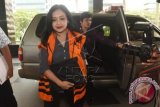 Tersangka kasus suap proyek pembangunan jalan di Ambon, Julia Prasetyarini, berjalan saat akan menjalani pemeriksaan di Gedung KPK, Jakarta, Kamis (17/3). Julia diperiksa dalam kasus dugaan suap pembangunan jalan Kementerian Pekerjaan Umum dan Perumahan Rakyat di Ambon. ANTARA FOTO/Akbar Nugroho Gumay/kye/16