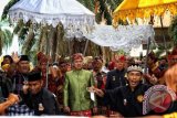 Gubernur Lampung M. Ridho Ficardo dan Wakil Gubernur Bachtiar Basri diarak secara adat sebelum mengahdiri Rapat Paripurna Istimewa DPRD Provinsi Lampung dalam rangka memperingati Hari Jadi (HUT) ke-52 Provinsi Lampung tahun 2016, di Bandarlampung, Jumat (18/3/16).