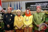 Gubernur Lampung M. Ridho Ficardo (kanan) dan Wakil Gubernur Bachtiar Basri (kiri) masing-masing didampingi istri saat melakukan foto besama usai Rapat Paripurna Istimewa DPRD Provinsi Lampung memperingati Hari Jadi (HUT) ke-52 Provinsi Lampung tahun 2016, di Bandarlampung, Jumat (18/3/16).