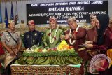 Gubernur Lampung M. Ridho Ficardo (tengah) dan Wakil Gubernur Bachtiar Basri (dua kanan) menyaksikan pemotongan nasi tumpeng di sela-sela Rapat Paripurna Istimewa DPRD Provinsi Lampung  memperingati Hari Jadi (HUT) ke-52 Provinsi Lampung tahun 2016, di Bandarlampung, Jumat (18/3/16).