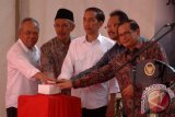 Presiden Joko Widodo (tengah) didampingi Menteri PU dan Perumahan Rakyat Basuki Hadimuljono( kiri)  Sekretaris Kabinet Pramono Anung (kanan) dan Wakil Gubernur Jawa Timur Saifullah Yusuf(kedua kanan) serta Bupati Sampang K.A Fannan Hasib (Kedua kiri) saat  meresmikan pengoperasinnya Bendunngan Nipah di Desa Tabanah, Banyuates, Sampang, Jatim, Sabtu (19/3). Bendungan tersebut mampu mengairi 1.150 hektar dan diharapkan mampu menopang ketahanan pangan dimasa yang akan data. Antara Jatim/Foto/Saiful Bahri/zk/16