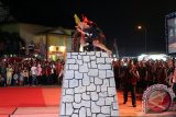 Seorang pemuda menampilkan atraksi lompat batu Nias, pada pembukaan Pekan Raya Sumatera Utara (PRSU) ke-45, di Medan, Jumat (18/3) malam. Kegiatan yang diselenggarakan setiap tahunnya tersebut, untuk mempromosikan budaya dan pariwisata yang ada di Sumatera Utara. ANTARA SUMUT/Irsan Mulyadi/16