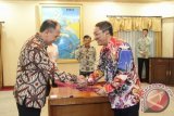 Wakil Presiden Jusuf Kalla (tengah) menyaksikan penandatanganan nota kesepahaman kerjasama antara Gubernur Maluku Said Assagaff (kiri) dan Direktur Utama PT Pelindo 4 Doso Agung (kanan) di Ambon, Maluku, Rabu (16/3) malam. Pemprov Maluku dan PT Pelindo bekerjasama untuk melakukan pembangunan pelabuhan khusus ekspor produk perikanan. ANTARAFOTO/izaac mulyawan/aww/16.