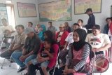 Warga Desa Caringin Kulon penerima bantuan usaha Warung Garudayaksa mendengarkan arahan dari inovator Koperasi Garudayaksa Nusantara (KGN) Baldatun Center Sukabumi, Ade Dasep Zainal Abidin di Desa Caringin Kulon, Kecamatan Caringin, Kabupaten Sukabumi, Jawa Barat.   (Foto Antara/Aditya A Rohman).