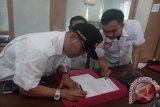 Inovator Koperasi Garudayaksa Nusantara (KGN) Baldatun Center Sukabumi sekaligus Pendiri dan Pembinan Baldatun Center, Ade Dasep Zainal Abidin saat menandatangani perjanjian pemberian modal usaha Warung Garudayaksa di Desa Caringin Kulon, Kecamatan Caringin, Kabupaten Sukabumi, Jawa Barat.   (Foto Antara/Aditya A Rohman).

