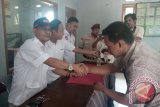 Penyerahan bantuan secara simbolis oleh Inovator Koperasi Garudayaksa Nusantara (KGN) Baldatun Center Sukabumi, Ade Dasep Zainal Abidin, kepada salah seorang warga penerima bantuan modal usaha Warung Garudayaksa di Desa Caringin Kulon, Kecamatan Caringin, Kabupaten Sukabumi, Jawa Barat.   (Foto Antara/Aditya A Rohman).