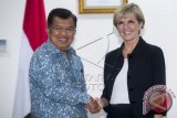 Wakil Presiden Jusuf Kalla (kiri) berjabat tangan dengan Menteri Luar Negeri Australia Julie Bishop (kanan) di Kantor Wapres, Jakarta, Senin (21/3). Pertemuan antara Wapres Jusuf Kalla dan Menlu Australia Julie Bishop tersebut membahas soal peningkatan hubungan kerja sama bilateral kedua negara antara lain di bidang bisnis, investasi, pendidikan, dan kontra terorisme. ANTARA FOTO/Widodo S Jusuf/wdy/16.