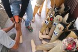 Penyandang disabilitas mencoba menggunakan kaki palsu yang diserahkan secara gratis, di Medan, Sumatera Utara, Senin (21/3). Sebanyak 44 penyandang disabilitas diberikan kaki palsu oleh Yayasan Kick Andy bekerja sama dengan Yayasan Prananda Surya Paloh pada kegiatan tersebut. ANTARA SUMUT/Irsan Mulyadi/16