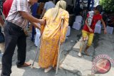 Penyandang disabilitas mencoba menggunakan kaki palsu yang diserahkan secara gratis, di Medan, Sumatera Utara, Senin (21/3). Sebanyak 44 penyandang disabilitas diberikan kaki palsu oleh Yayasan Kick Andy bekerja sama dengan Yayasan Prananda Surya Paloh pada kegiatan tersebut. ANTARA SUMUT/Irsan Mulyadi/16