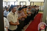 Sejumlah anggota polisi melakukan salat ghaib di Masjid Al Askhar Polres Situbondo, Jawa Timur, Selasa (22/3). Salat ghaib yang dilakukan puluhan anggota polisi tersebut untuk mendoakan korban kecelakaan helikopter milik TNI Angkatan Darat jenis Bell 412 EP dengan nomor HA 5171 yang jatuh di Poso, Sulawesi Tengah. 
Antara Jatim/Seno/zk/16.