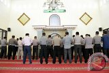 Sejumlah anggota polisi melakukan salat ghaib di Masjid Al Askhar Polres Situbondo, Jawa Timur, Selasa (22/3). Salat ghaib yang dilakukan puluhan anggota polisi tersebut untuk mendoakan korban kecelakaan helikopter milik TNI Angkatan Darat jenis Bell 412 EP dengan nomor HA 5171 yang jatuh di Poso, Sulawesi Tengah. 
Antara Jatim/Seno/zk/16.