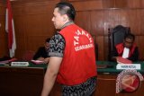 Terdakwa kasus kecelakaan Lamborghini, Wiyang Lautner (kanan) ketika akan mengikuti sidang di Pengadilan Negeri (PN) Surabaya, Jawa Timur, Rabu (23/3). Sidang dengan agenda pembacaan putusan (vonis) kecelakaan yang mengakibatkan seorang meninggal dunia dan dua orang terluka tersebut ditunda dikarenakan hakim ketua Burhanuddin sedang dirawat di RSPAD Jakarta. Antara Jatim/M Risyal Hidayat/zk/16