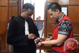 Terdakwa kasus kecelakaan Lamborghini, Wiyang Lautner (kanan) ketika akan mengikuti sidang di Pengadilan Negeri (PN) Surabaya, Jawa Timur, Rabu (23/3). Sidang dengan agenda pembacaan putusan (vonis) kecelakaan yang mengakibatkan seorang meninggal dunia dan dua orang terluka tersebut ditunda dikarenakan hakim ketua Burhanuddin sedang dirawat di RSPAD Jakarta. Antara Jatim/M Risyal Hidayat/zk/16