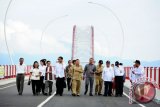 Presiden Joko Widodo (empat kiri) meninjau Jembatan Pakkasih usai diresmikan di Kecamatan Tayan, Kabupaten Sanggau, Kalbar, Selasa (22/3). Presiden Joko Widodo menyatakan bahwa Jembatan Pakkasih sepanjang 1.420 meter yang menghubungkan Kalimantan Barat dengan Kalimantan Tengah tersebut, merupakan perwujudan dari misi penyebaran pembangunan infrastruktur yang merata di seluruh Indonesia. (Foto Jessica Helena Wuysang)