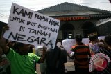 Sejumlah pedagang yang tergabung dalam paguyuban Bosta (Bocah Stasiun) berunjuk rasa di depan pintu masuk Stasiun Kota Kediri, Jawa Timur, Rabu (23/3). Pedagang yang menempati lahan aset milik PT Kereta Api Indonesia ( KAI) di area stasiun Kota Kediri tersebut menolak digusur atas dasar kemanusiaan. Antara Jatim/Prasetia Fauzani/zk/16