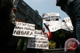 Sejumlah pedagang yang tergabung dalam paguyuban Bosta (Bocah Stasiun) berunjuk rasa di depan pintu masuk Stasiun Kota Kediri, Jawa Timur, Rabu (23/3). Pedagang yang menempati lahan aset milik PT Kereta Api Indonesia ( KAI) di area stasiun Kota Kediri tersebut menolak digusur atas dasar kemanusiaan. Antara Jatim/Prasetia Fauzani/zk/16