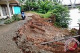 Tanjung, 24/3 - Longsor di bantaran Sungai Tabalong menyebabkan ruas jalan  tembus menuju pasar Tanjung menyempit. Kondisi Ini dipicu tingginya cursh hujan di Kota Tanjung sehingga sejumlah ruas jalan  yang  berada di pinggir sungai lomgsor.Foto:Antara/Herlina Lasmianti