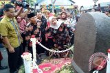 Bupati Kediri Haryanti Sutrisno meresmikan duplikat Prasasti Harinjing di area Simpang Lima Gumul (SLG) Kabupaten Kediri, Jawa Timur, Kamis (24/3). Prasasti itu merupakan cikal bakal penemuan Kabupaten Kediri. Prasasti itu ditemukan di Kebun Kopi Sukabumi, Kampung Baru, wilayah Pare pada tahun 1916. Antara Jatim/Foto/Asmaul Chusna/16 