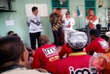 Wali Kota Kediri Abdullah Abu Bakar (baju batik cokelat) saat kegiatan pemberian kursus Bahasa Inggris di area Stasiun Kediri, Jawa Timur, Kamis (24/3). Puluhan penarik becak serta pengemudi ojek yang biasa bertempat di Stasiun Kediri, mengikuti kegiatan kursus Bahasa Inggris secara gratis, dengan harapan jika ada turis asing bisa lebih mudah menawarkan jasanya. Program itu adalah program Pemkot sebagai upaya kesiapan menghadapi era MEA. Antara Jatim/Foto/Asmaul Chusna/16