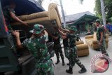 Prajurit TNI mengangkat barang-barang milik seorang personel TNI yang tinggal di komplek TNI AD Gaperta Kodam I/Bukit Barisan saat melakukan pengusiran dari rumah dinas, di Medan, Sumatera Utara, Kamis (24/3). Jajaran Kodam I/BB mengusir personel TNI yang tinggal di rumah dinas tersebut terkait terlibat kasus narkoba yang kini masih menjalani pemeriksaan. ANTARA SUMUT/Septianda Perdana/16