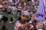 Sejumlah pelajar memperagakan tari Umbul-umbul Panji Gumilang secara kolosal di area monumen Simpang Lima Gumul, Kabupaten Kediri, Jawa Timur, Kamis (24/3). Acara yang melibatkan 1.212 pelajar sekolah dasar tersebut sebagai peringatan hari jadi Kabupaten Kediri ke-1.212 sekaligus mengkampanyekan ke dunia luar bahwa Kediri merupakan Bumi Panji. Antara Jatim/Prasetia Fauzani/zk/16