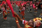 Sejumlah pelajar memperagakan tari Umbul-umbul Panji Gumilang secara kolosal di area monumen Simpang Lima Gumul, Kabupaten Kediri, Jawa Timur, Kamis (24/3). Acara yang melibatkan 1.212 pelajar sekolah dasar tersebut sebagai peringatan hari jadi Kabupaten Kediri ke-1.212 sekaligus mengkampanyekan ke dunia luar bahwa Kediri merupakan Bumi Panji. Antara Jatim/Prasetia Fauzani/zk/16