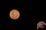 Gerhana Bulan Penumbra tampak dari Deli Serdang, Sumatra Utara, Rabu (23/3). Fenomena alam tersebut terjadi ketika seluruh bagian bulan berada di bagian penumbra sehingga bulan masih dapat terlihat dengan warna yang suram. ANTARA SUMUT/Irsan Mulyadi/16