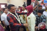 Menpora Imam Nahrawi mengukuhkan sejumlah mahasiswa IKIP PGRI Jember, Jawa Timur, sebagai kader antinarkoba di aula kampus setempat, Kamis (24/3). Menpora menyambut baik pengukuhan kader antinarkoba di kalangan mahasiswa untuk menekan peredaran narkoba di kawasan kampus. Antarajatim/Zumrotun Solichah/zk/16