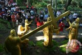 Sejumlah umat Kristiani beribadah di depan diorama penyaliban Yesus Kristus saat prosesi Jalan Salib di Puhsarang, Kabupaten Kediri, Jawa Timur, Jumat (25/3). Prosesi yang diselenggarakan untuk memperingati Hari Paskah tersebut menggambarkan peristiwa yang dialami Yesus menjelang dan saat penyaliban di Bukit Golgota. Antara Jatim/Prasetia Fauzani/zk/16