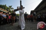 Umat Kristiani melakukan proses teatrikal jalan salib, sebagai visualisasi proses penyaliban hingga wafat Yesus di Gereja Santa Maria, Jombang, Jawa Timur, Jumat (25/3). Prosesi yang diikuti umat Kritiani tersebut merupakan bagian dari perayaan Jumat Agung untuk memperingati wafatnya Yesus, serta peringatan hari suci Paskah (kebangkitan Yesus). Antara Jatim/Syaiful Arif/zk/16
