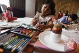 Seorang anak melukis telur Paskah di Surabaya, Jawa Timur, Jumat (25/3). Kegiatan dilakukan untuk memeriakan Hari Paskah. Antara Jatim/Zabur Karuru/16