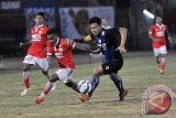 Pesepak bola Arema Cronus Hamka Hamzah (kedua kanan) berebut bola dengan pesepak bola Persija Jakarta, Benny Wahyudi (kedua kiri) dalam pertandingan Grup B Piala Bhayangkara di Stadion I Wayan Dipta, Gianyar, Bali, Jumat (25/3). Arema Cronus menang atas Persija dengan skor 1-0. ANTARA FOTO/Nyoman Budhiana/i018/2016.