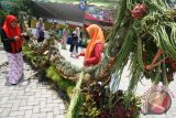 Pengunjung memilih buah di salah satu stand pameran produk pertanian unggulan saat acara Festival Buah Lokal di area wisata Gunung Kelud, Kabupaten Kediri, Jawa Timur, Sabtu (26/3). Kegiatan yang mempertemukan secara langsung petani buah-buahan dengan calon pembeli tersebut bertujuan mendongkrak perekonomian petani sekaligus sebagai promosi wisata Gunung Kelud. Antara Jatim/Prasetia Fauzani/zk/16