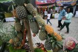 Pengunjung memilih buah di salah satu stand pameran produk pertanian unggulan saat acara Festival Buah Lokal di area wisata Gunung Kelud, Kabupaten Kediri, Jawa Timur, Sabtu (26/3). Kegiatan yang mempertemukan secara langsung petani buah-buahan dengan calon pembeli tersebut bertujuan mendongkrak perekonomian petani sekaligus sebagai promosi wisata Gunung Kelud. Antara Jatim/Prasetia Fauzani/zk/16